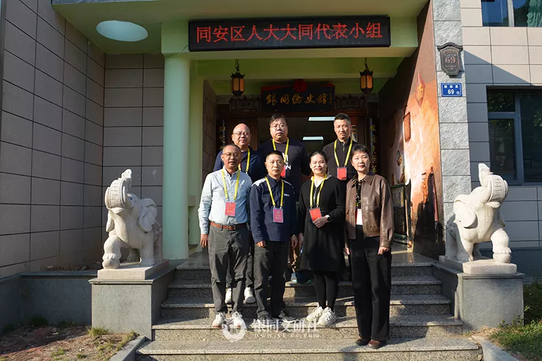 大同街道人大工委主任陈延峰与区人大大同代表小组全体代表莅临银同侨史馆，听取侨史馆建设工作情况介绍