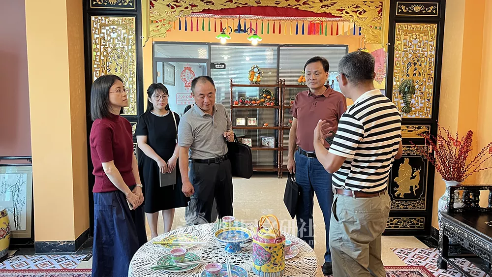 市侨联基础工作部部长朱常虎、人民网记者徐林、同安区侨联庄韦萍主席参观调研银同侨史馆